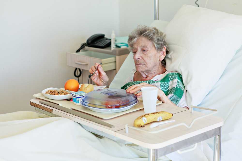 Лежачий больной без еды и воды. Питание лежачих пациентов. Еда для лежачих больных. Завтрак пациента. Питание и питье лежачих больных.