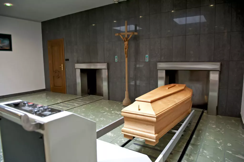 Как правильно похоронить прах после кремации?